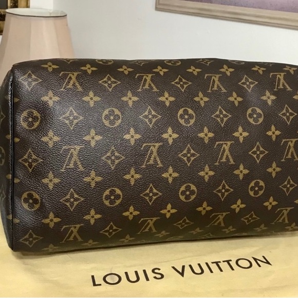 Authentic Louis Vuitton Monogram Speedy 35 Handbag 👜 - Picture 11 of 16
